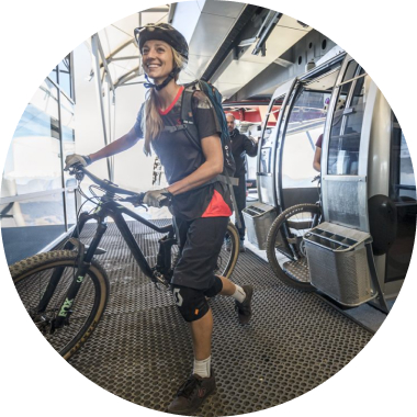 Bikerin in der Talstation © saalbach.com, Moritz Ablinger