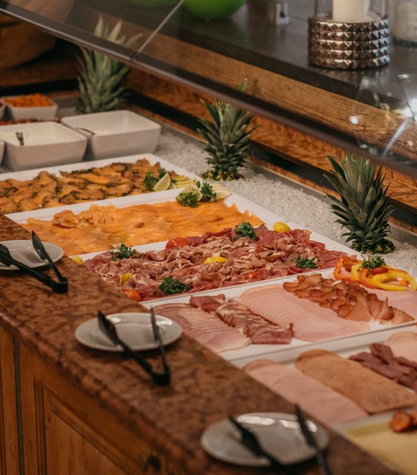 Vielfältiges Buffet im Urlaub