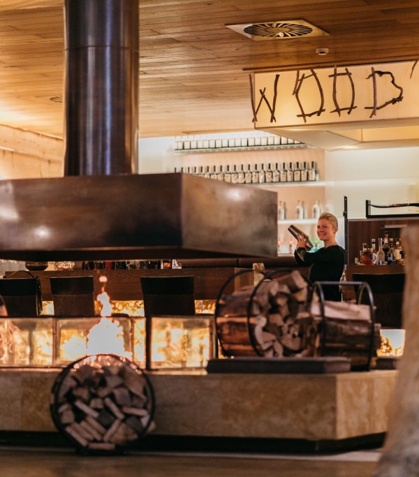 Wood's Bar im Alpine Palace