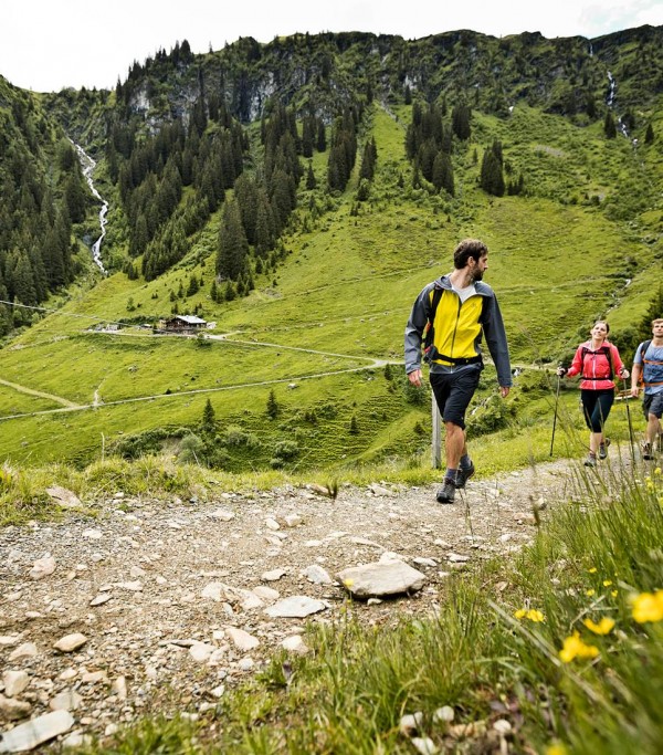 Wandern mit Freunden © saalbach.com, Mirja Geh