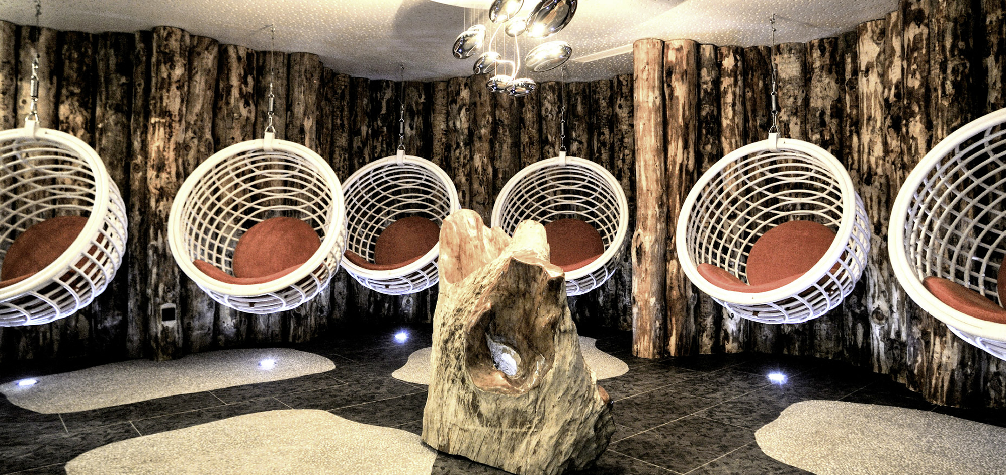 Ruheraum mit Schwebeliegen im Wellnesshotel in Saalbach-Hinterglemm in Österreich