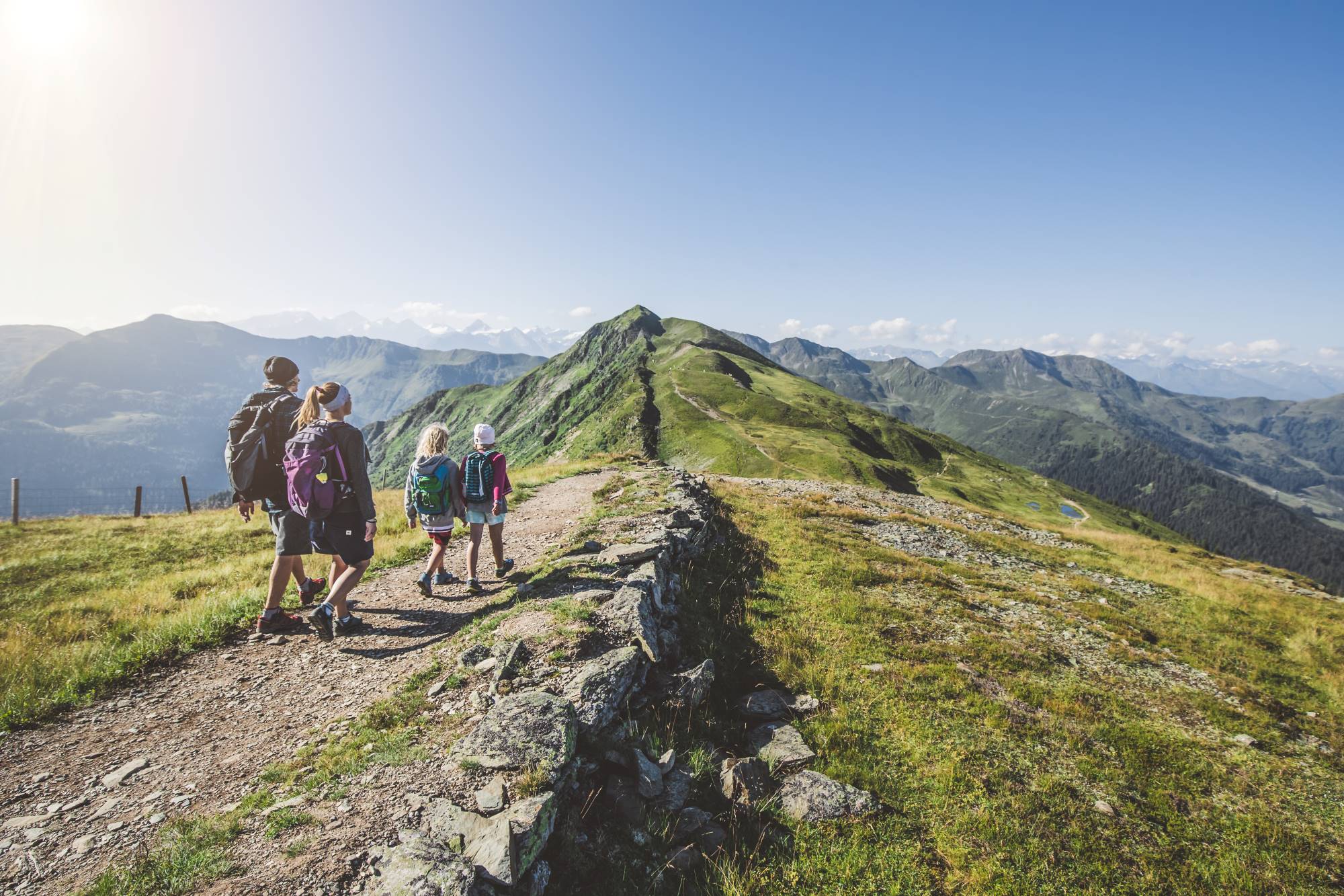 Familie mit Kindern beim Wandern in Saalbach Hinterglemm © saalbach.com, Mia Knoll