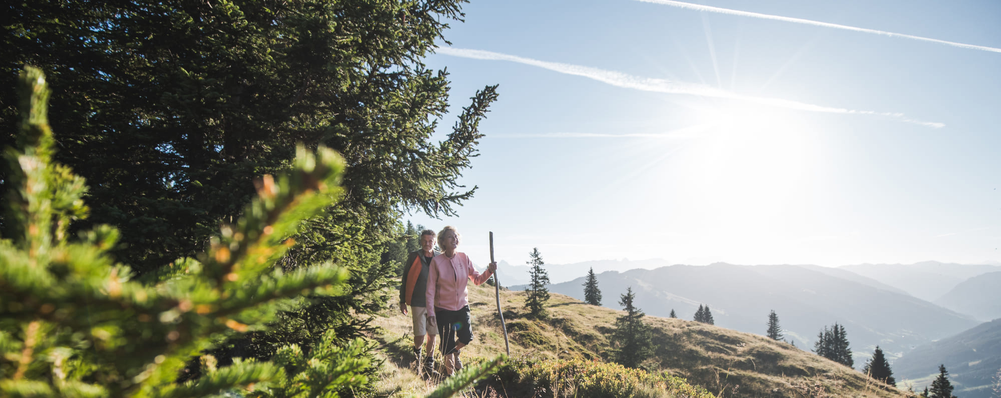 Pärchen beim Wandern, gemütliche Wanderwege © saalbach.com, Mia Knoll